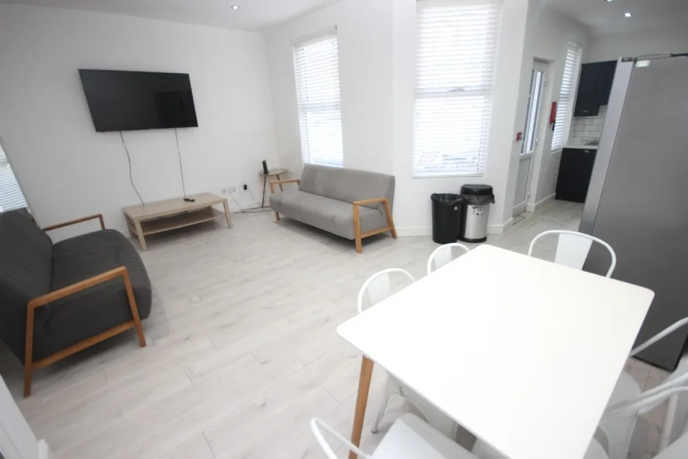 Woodcroft Road, L15