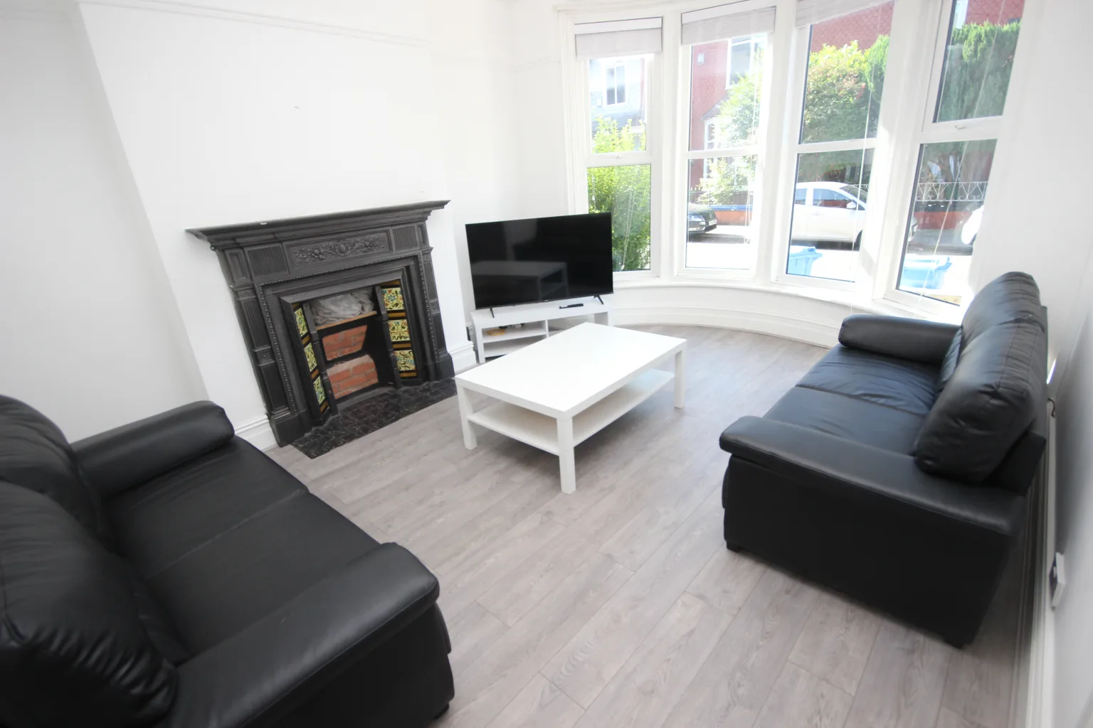 Rossett Avenue, L17