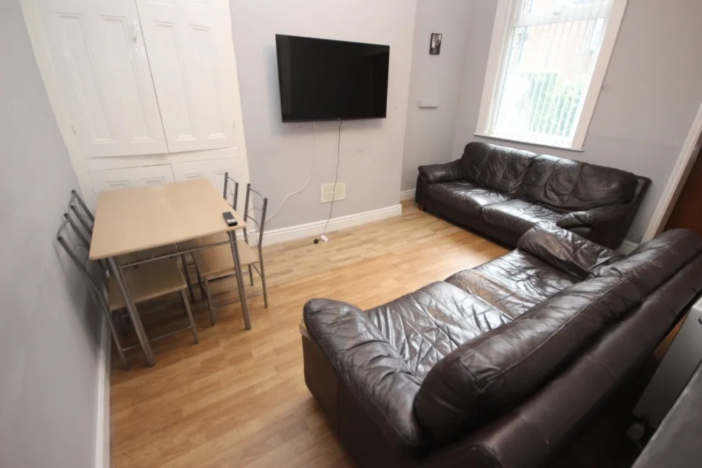 Rossett Avenue, L17