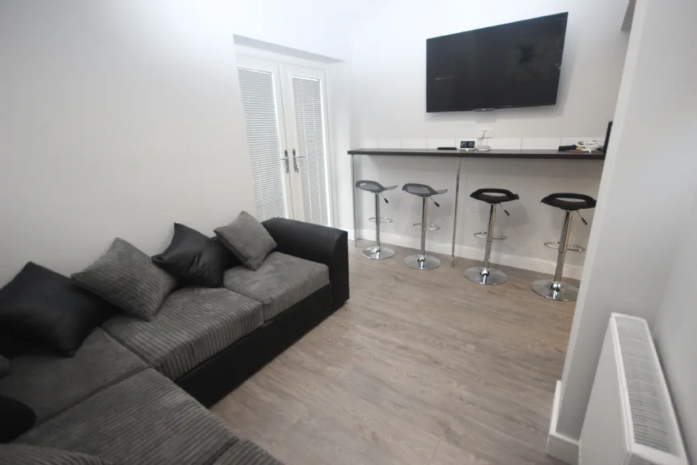 Garmoyle Road, L15