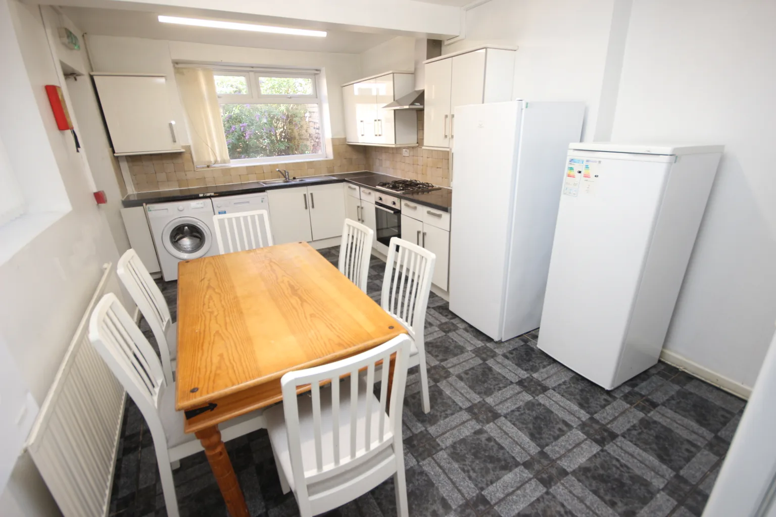 Rossett Avenue, L17