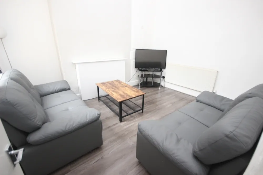 Woodcroft Road, L15