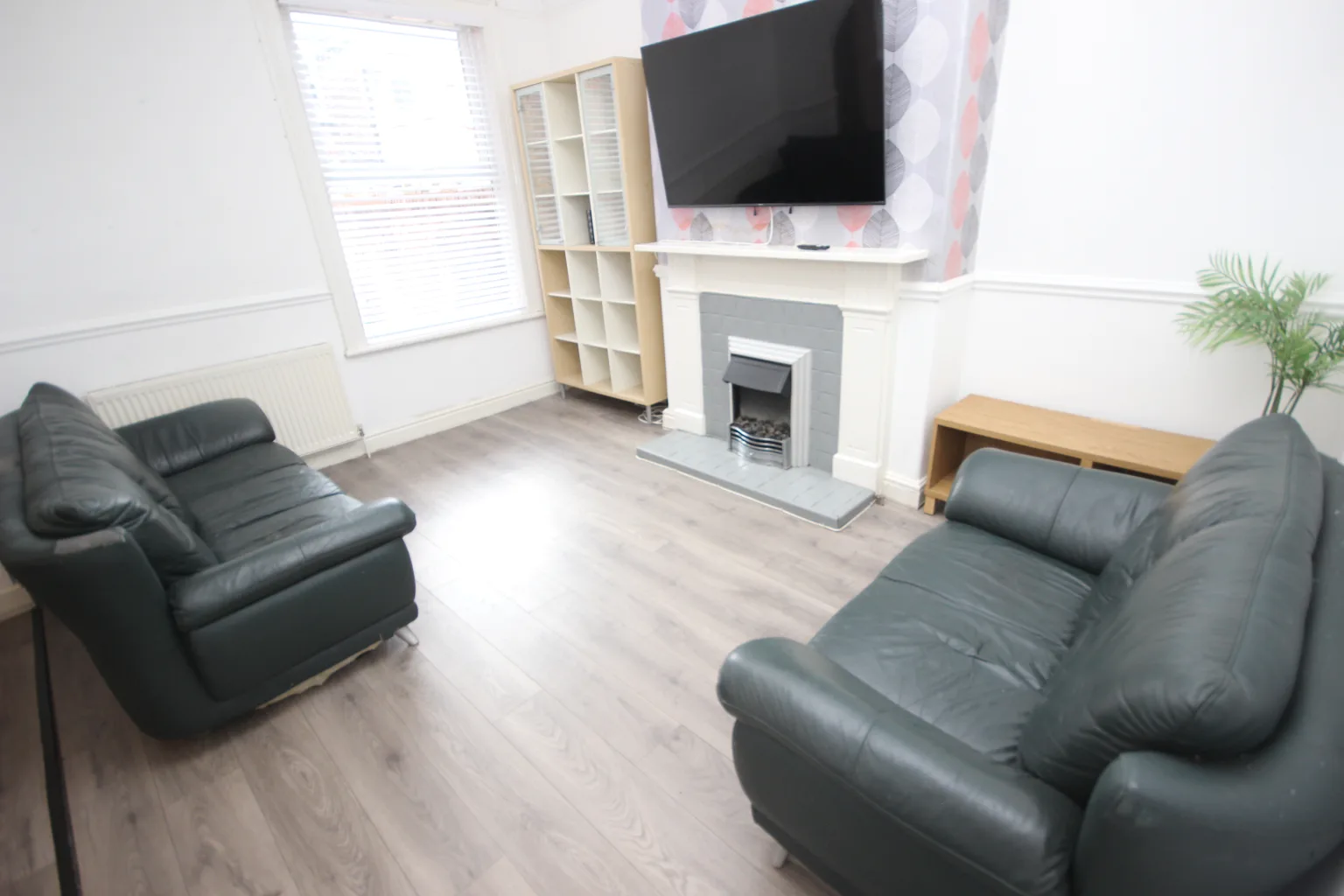 Gresford Avenue, L17